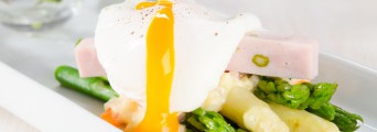 Šunka s chřestem, chřestovým salátem zastřeným vejcem a dresinkem z přepuštěného másla  