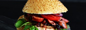 Burger s žampionem Portobello karamelizovanou cibulí a klobásou