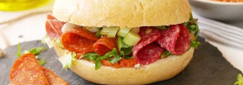 Sandwich s bezlepkovou  uzeninou a domácím dipem