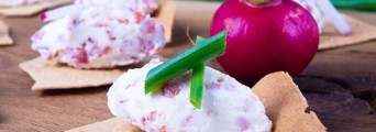 Canapés – chlebové chipsy  se salámovou pomazánkou 